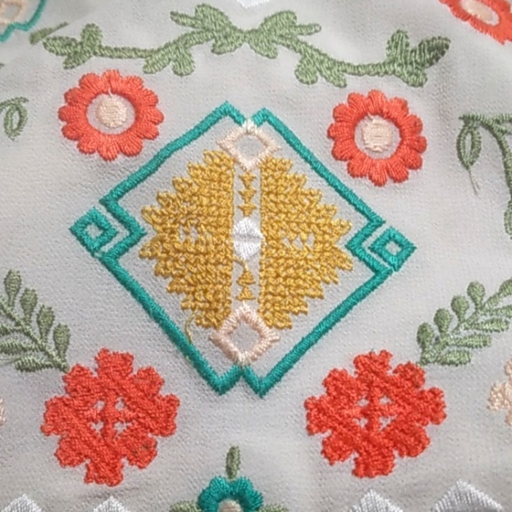 Beautiful embroidered tiny crop top - Picture 3 of 3